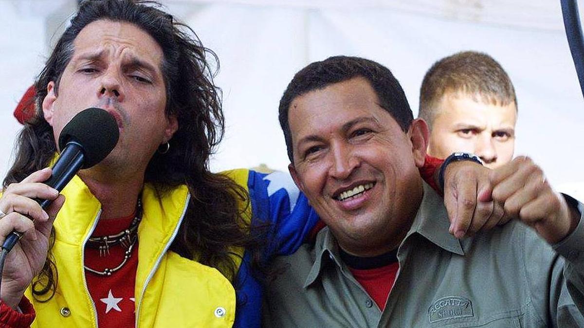 El rocker venezolano Paul Gillman junto al fallecido presidente venezolano Hugo Chávez, en una foto de archivo sin fechar circulada en las redes sociales.