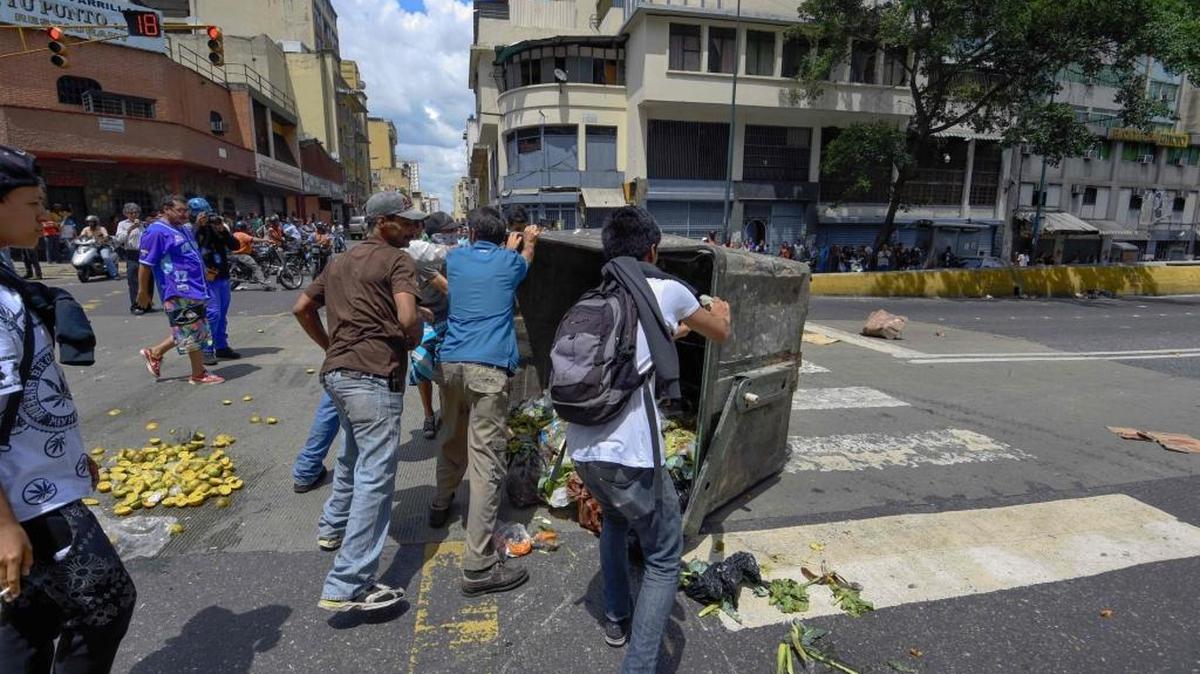 Al grito de “queremos comida” varias decenas de manifestantes, en su mayoría de origen pobre, bloquearon dos de las principales avenidas del centro de la capital en protesta por la creciente escasez de alimentos.