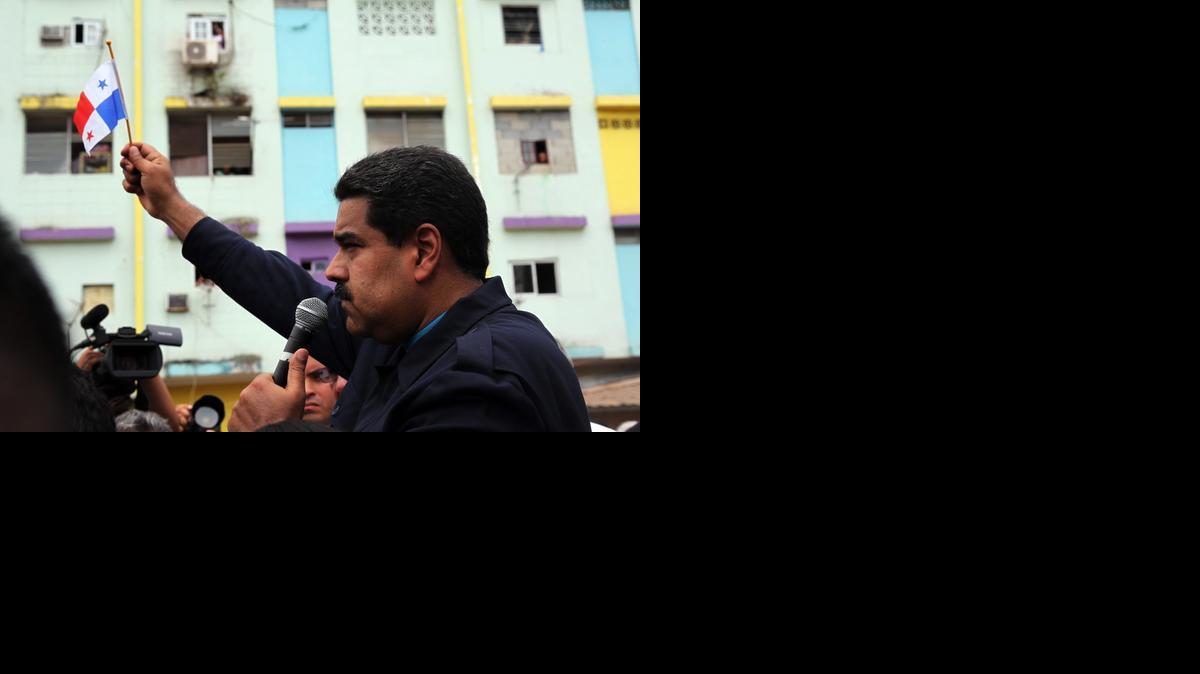 
El presidente de Venezuela, Nicolás Maduro, ondea una bandera de Panamá en el barrio El Chorrillo de Ciudad de Panamá, el viernes 10 de abril de 2015, donde protagoniza una agenda de marcado carácter populista paralela a la oficial de la VII Cumbre de las Américas. Nicolás Maduro visita al barrio, cuyas calles fueron arrasadas por el Ejército estadounidense durante la invasión del país en 1989 para derrocar al dictador Manuel Antonio Noriega. 
