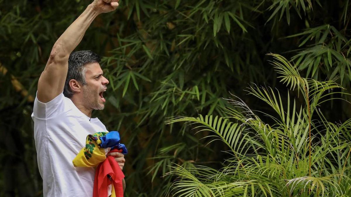 El opositor venezolano Leopoldo López saluda a seguidores el sábado 8 de julio de 2017, en la entrada de su casa en Caracas (Venezuela).