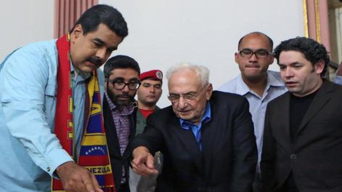 
El arquitecto canadiense Frank Gehry (cen.) se encuentra de visita en Venezuela donde ha sostenido reuniones con el presidente, Nicolás Maduro (izq.), y con el afamado director de orquestas venezolano Gustavo Dudamel para iniciar un ambicioso proyecto para el laureado programa social y musical conocido como El Sistema.
