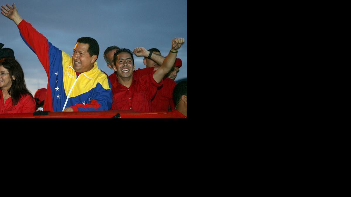 
El diputado Robert Serra (der.) en el 2010 con el entonces presidente de Venezuela, Hugo Chávez. 
