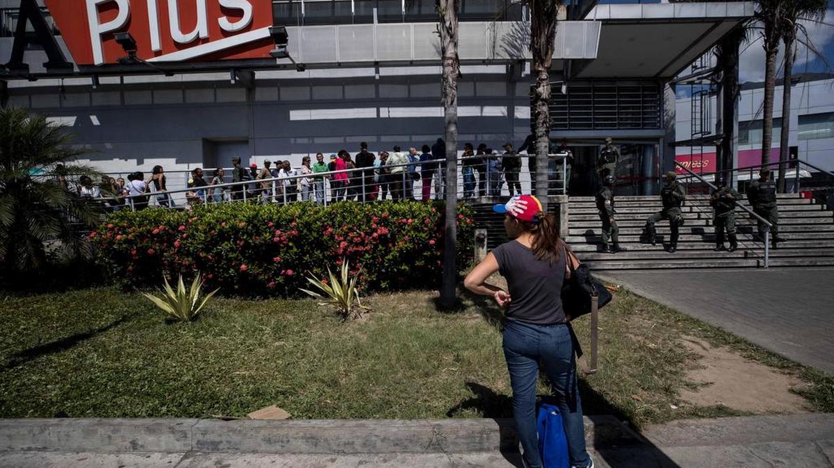 Personas hacen fila en la entrada de un supermercado el sábado 6 de enero del 2018, en la ciudad de Caracas (Venezuela).