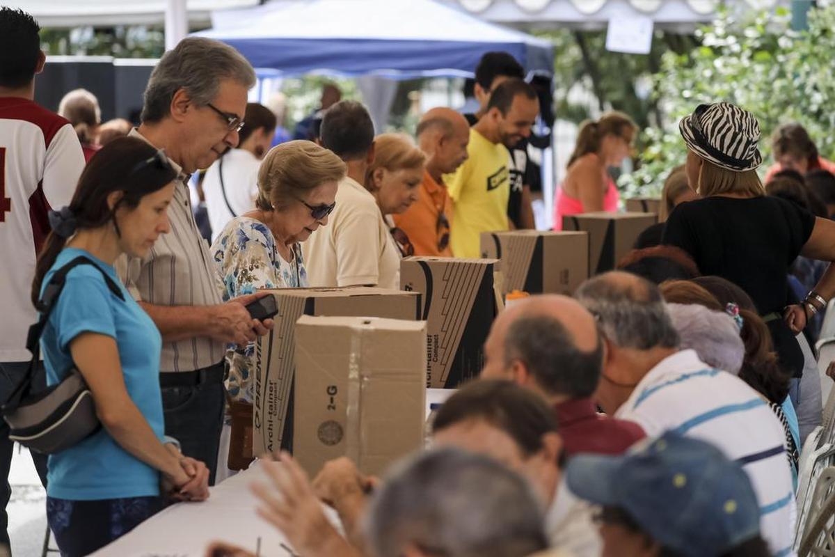 Un grupo de personas participa en la votación de las primarias de la alianza Mesa de la Unidad Democrática (MUD) el domingo 10 de septiembre del 2017, en Caracas, Venezuela.