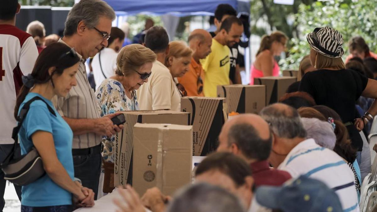 Un grupo de personas participa en la votación de las primarias de la alianza Mesa de la Unidad Democrática (MUD) el domingo 10 de septiembre del 2017, en Caracas, Venezuela.