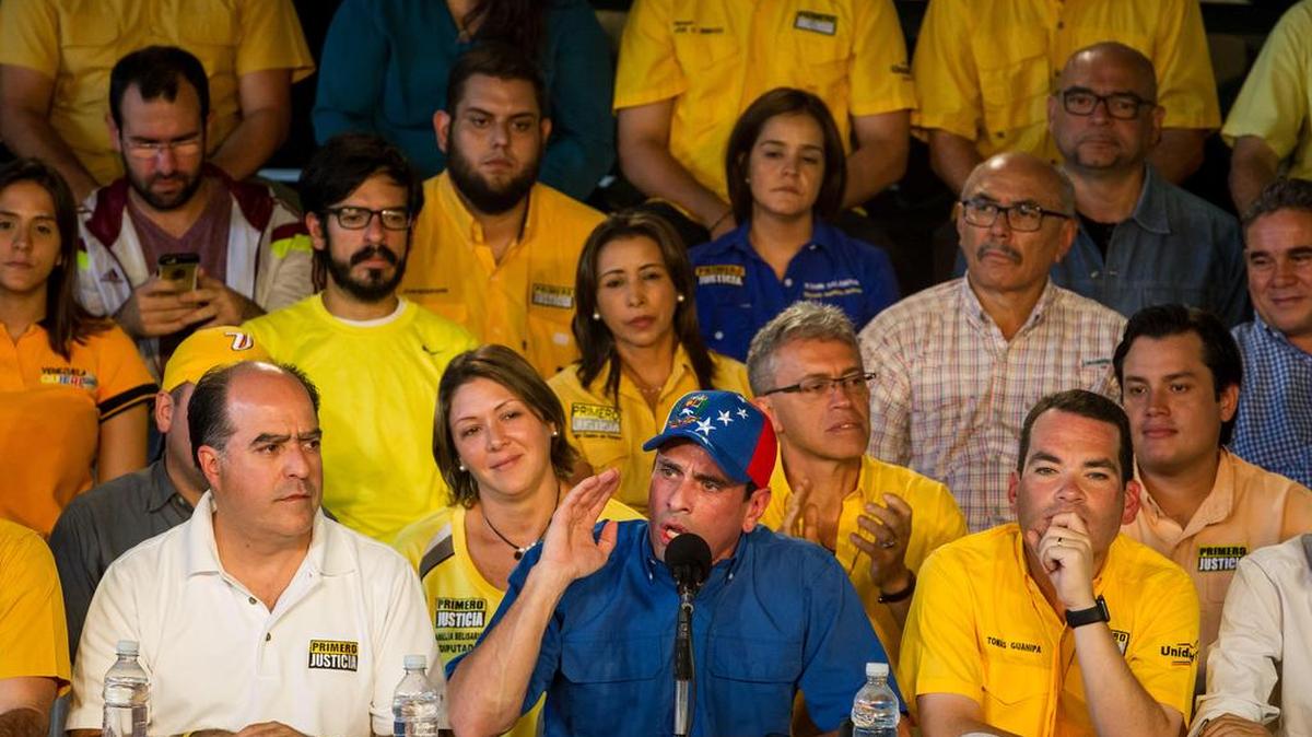 El dos veces candidato a la Presidencia de Venezuela Henrique Capriles (c) ofrece una rueda de prensa para dar anuncios relacionados a la situación política del Venezuela este miércoles 9 de noviembre de 2016, en Caracas (Venezuela).