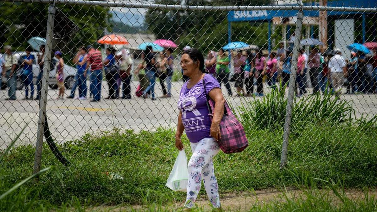 
Los venezolanos recorren supermercados y tiendas para abastecerse de productos básicos.
