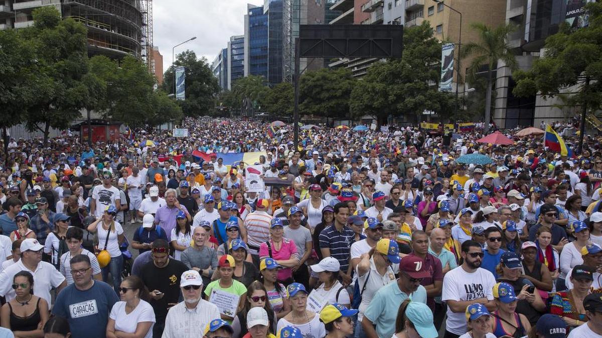Opositores venezolanos protestan el domingo 9 de julio de 2017, en Caracas (Venezuela).
