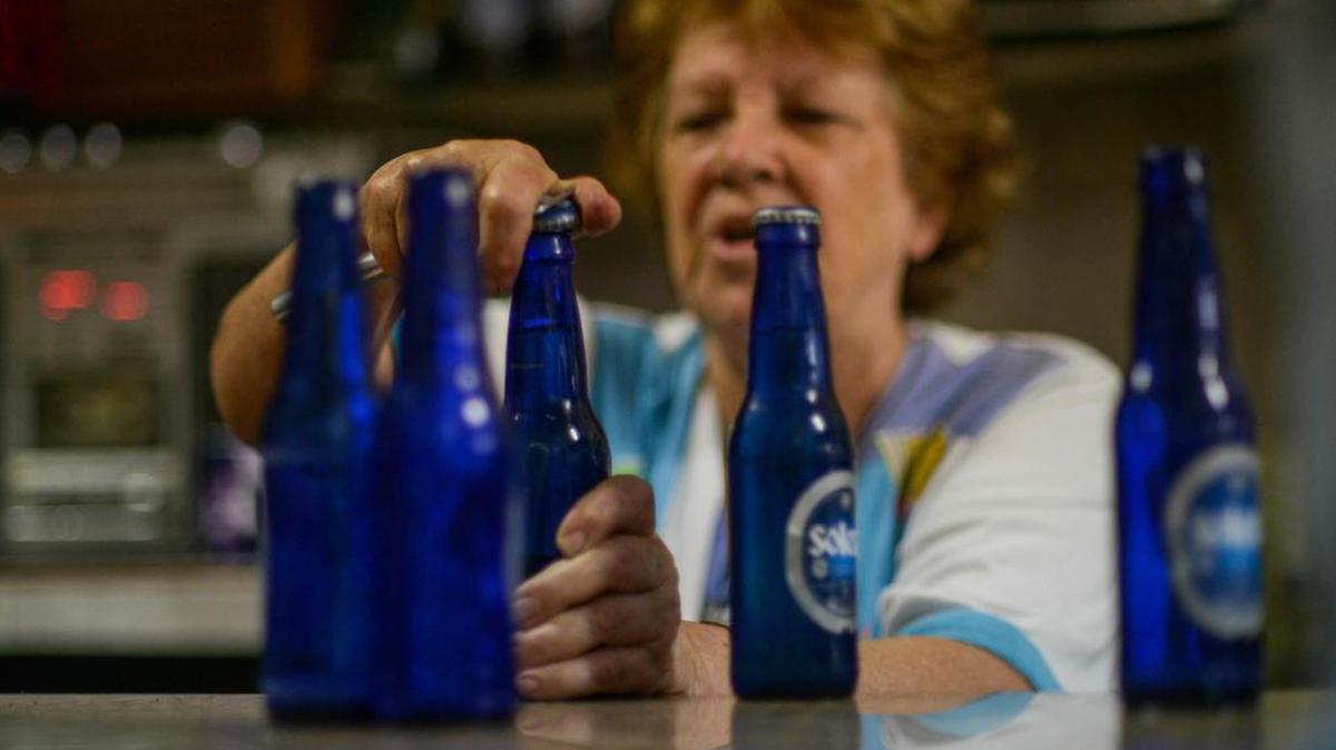 Una mujer vende cerveza producida en la cervecería Polar, en un bar en Caracas el 4 de mayo de 2016.