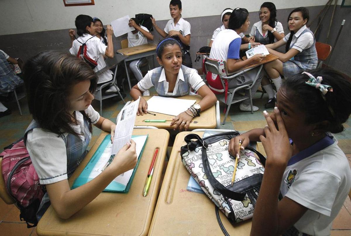 Más de 600 niños residentes en la zona limítrofe venezolana son vistos hoy, lunes 7 de septiembre de 2015, en su escuela en Cúcuta (Colombia).