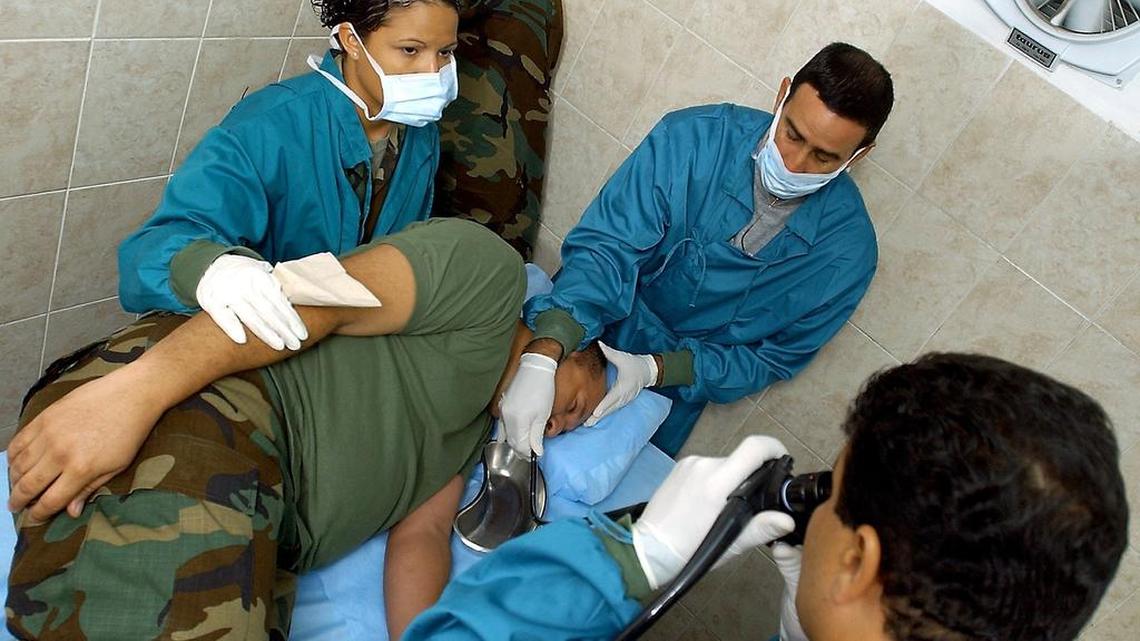 Médicos cubanos practican una endoscopía a un paciente militar venezolano como parte de la Misión Barrio Adentro.