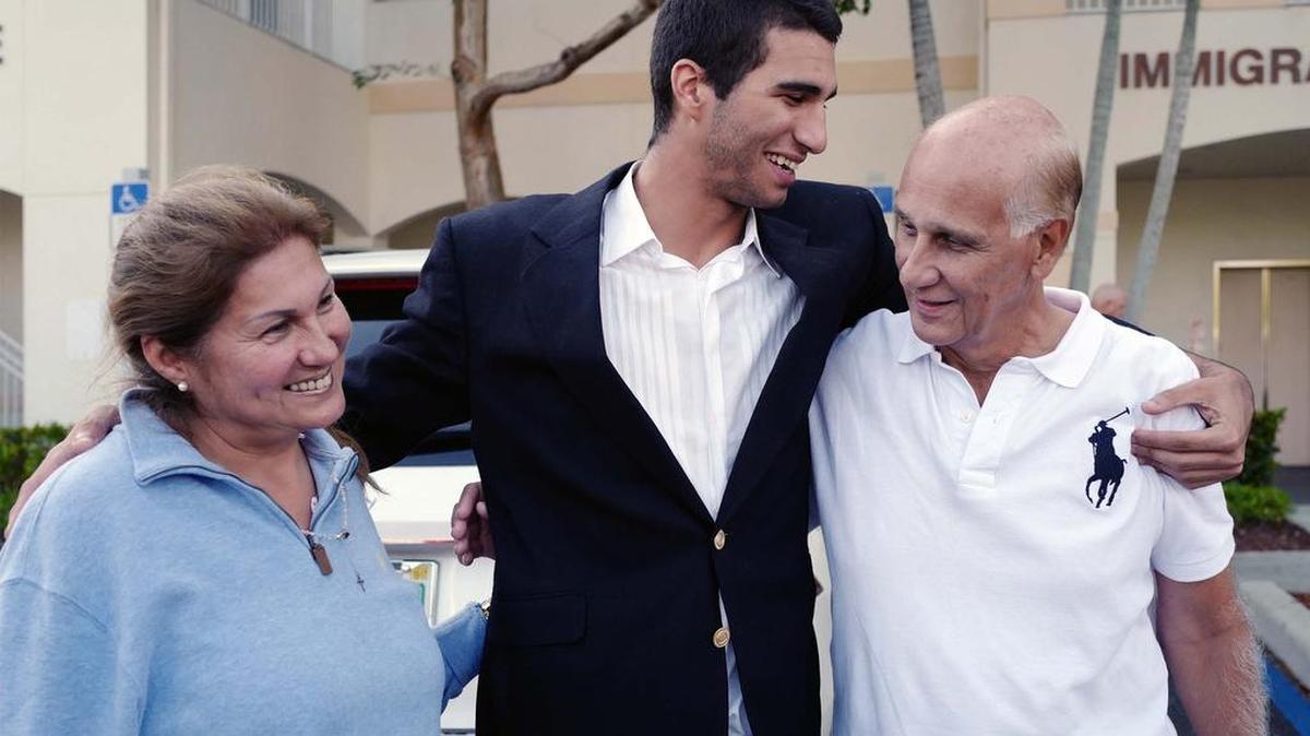 Marco Coello, al centro, acompañado por sus padres, Donys y Armando Coello, el jueves en Weston.