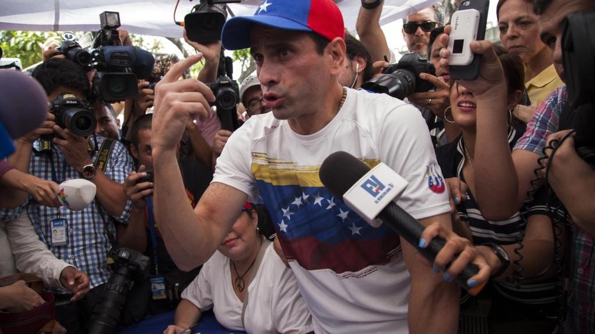 El gobernador de Miranda, Henrique Capriles, conversa con la prensa antes de firmar una petición para que se celebre el referendo revocatorio.