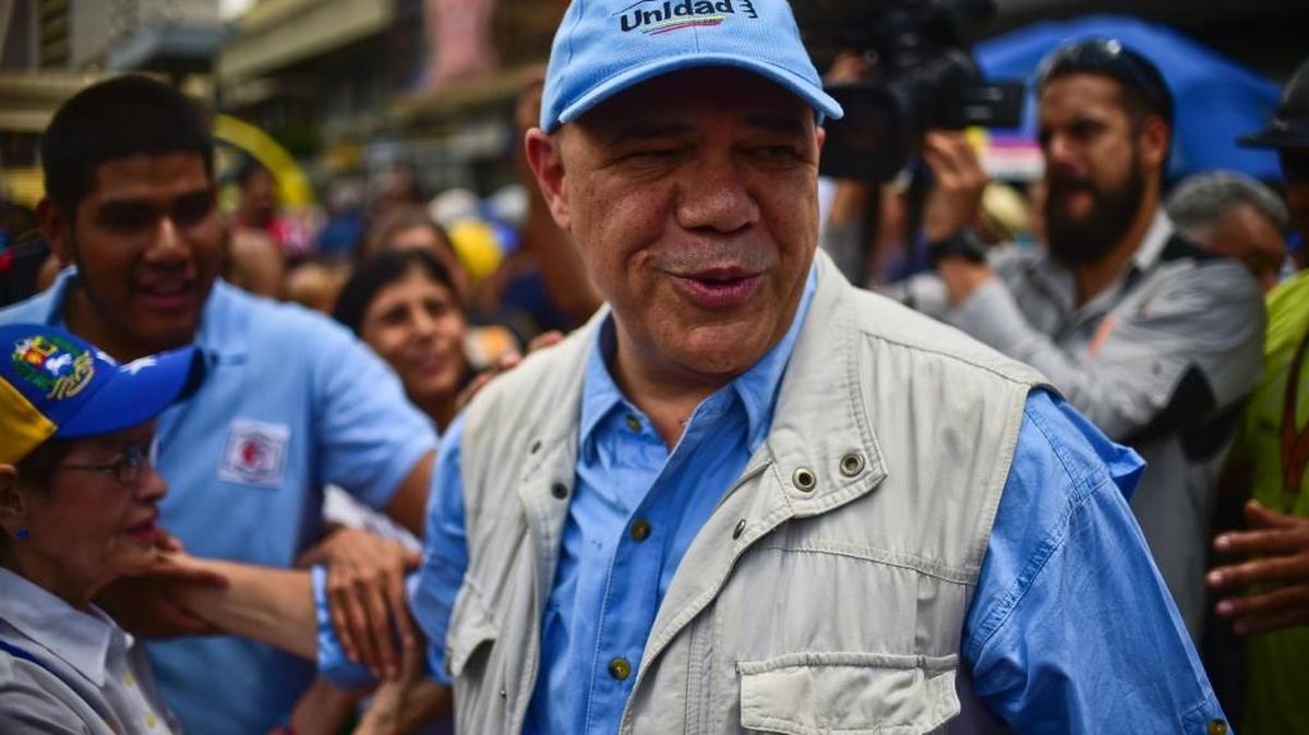 El vocero de la MUD, Jesús Torrealba, habla con los medios durante la manifestación, el lunes en Caracas.