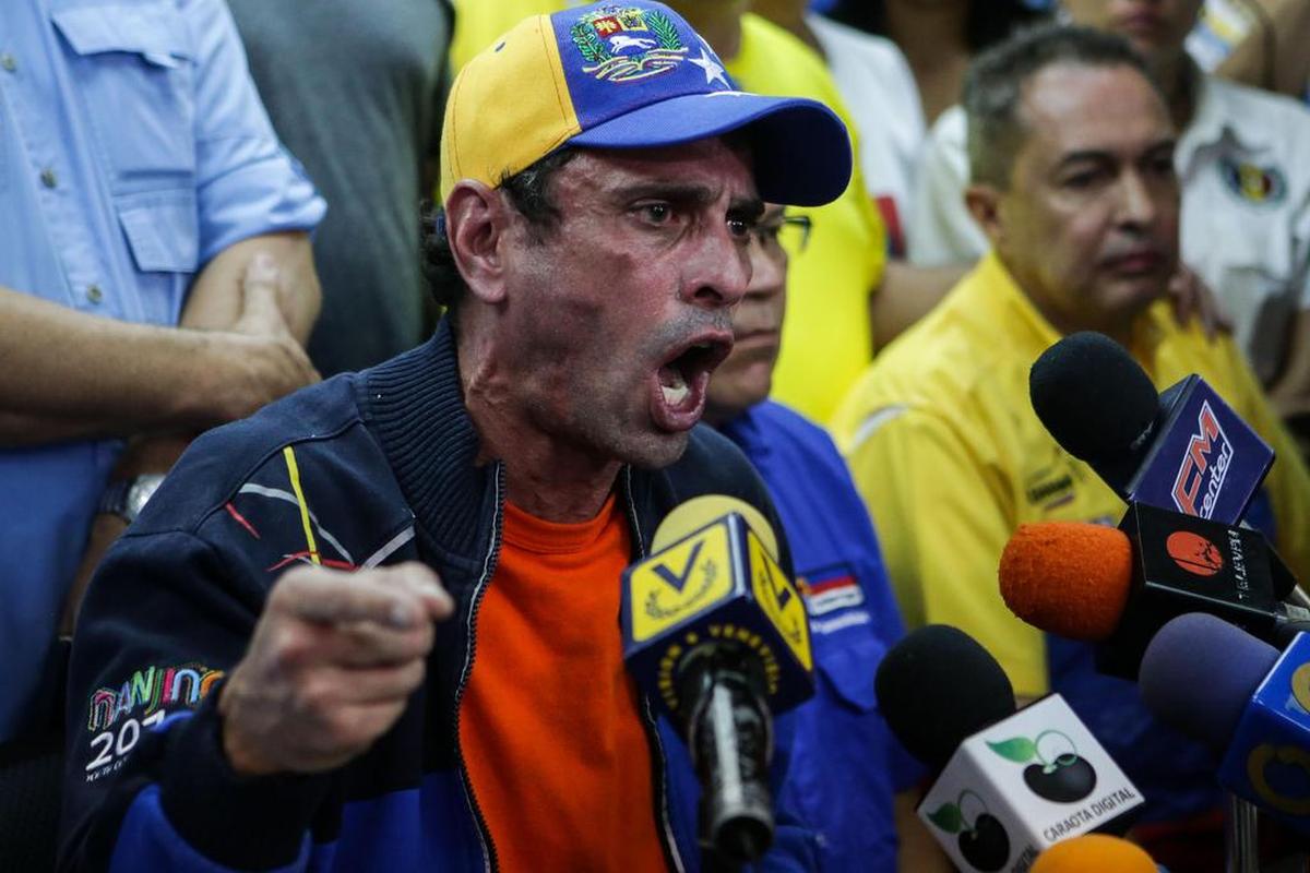 El gobernador del estado Miranda, Henrique Capriles (c), habla durante una rueda de prensa, acompañado de los diputados opositores de la Asamblea Nacional el miércoles 19 de abril de 2017, en Caracas. La oposición venezolana reunida en la Mesa de la Unidad Democrática (MUD) convocó a nuevas manifestaciones para el jueves.