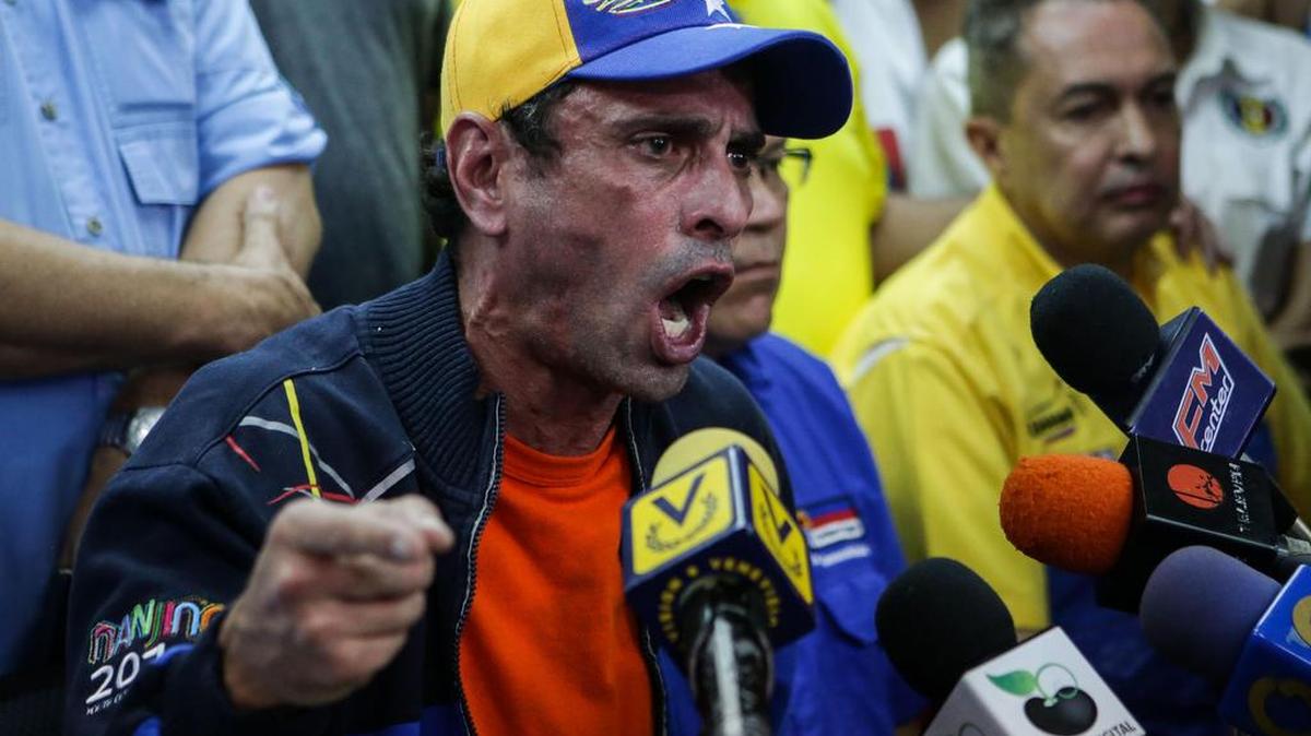 El gobernador del estado Miranda, Henrique Capriles (c), habla durante una rueda de prensa, acompañado de los diputados opositores de la Asamblea Nacional el miércoles 19 de abril de 2017, en Caracas. La oposición venezolana reunida en la Mesa de la Unidad Democrática (MUD) convocó a nuevas manifestaciones para el jueves.