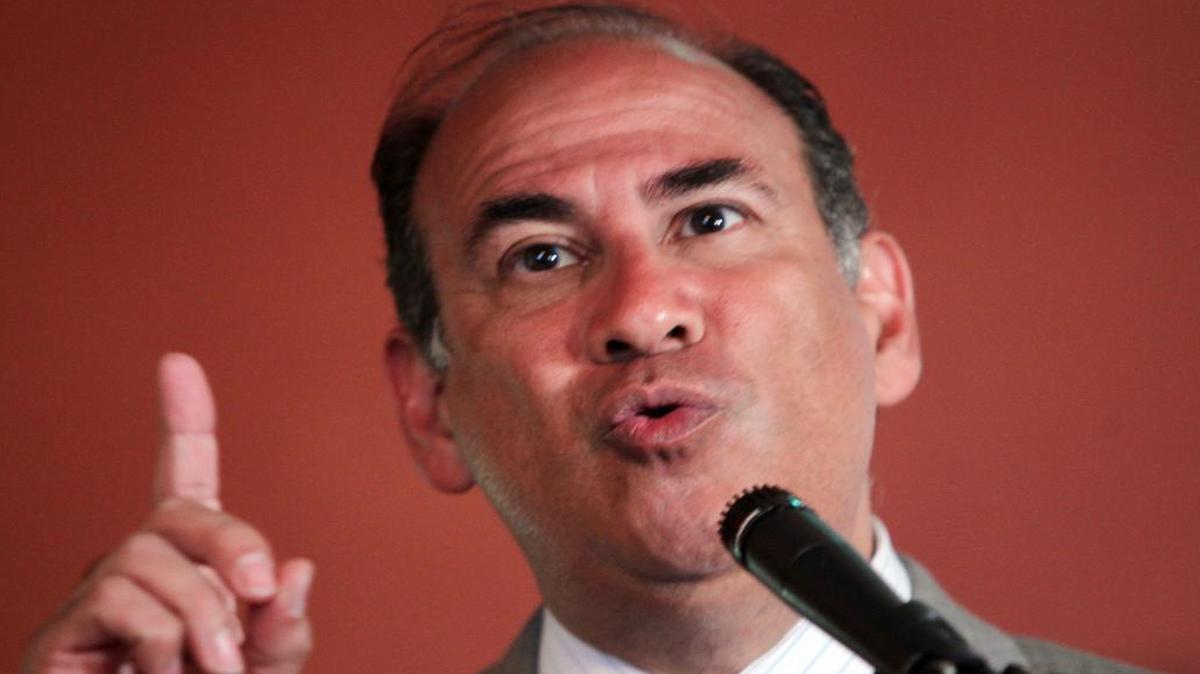 
El ex subsecretario de Estado Roger Noriega, quien por años ha advertido sobre la corrupción y los vínculos del chavismo con organizaciones criminales, asegura que las agencias de seguridad de Estados Unidos han recaudado volúmenes substanciales de evidencia sobre la participación de altos funcionarios del régimen de Nicolás Maduro en el narcotráfico.
