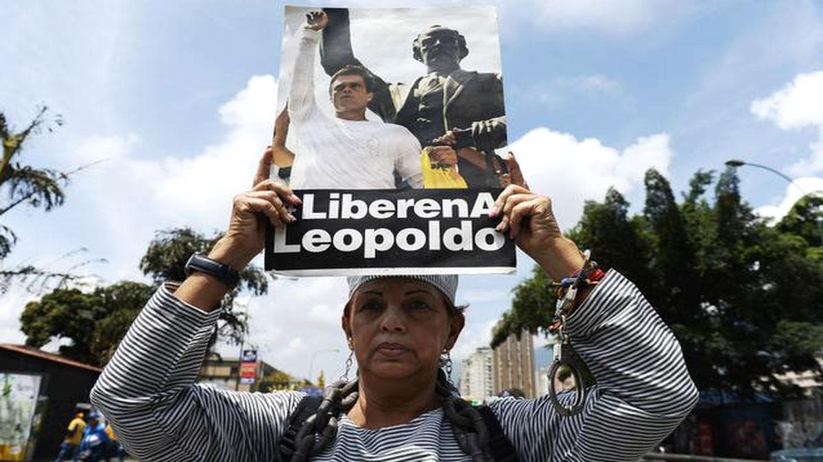 
Una mujer exige la liberación del dirigente opositor venezolano Leopoldo López durante una manifestación en Caracas el 18 de octubre.
