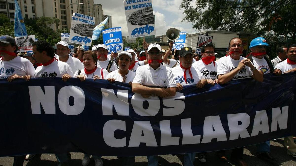 Cientos de manifestantes opositores y representantes de gremios profesionales y partidos opositores, liderados por la directiva del Colegio Nacional de Periodistas (CNP) y del Sindicato Nacional de Trabajadores de la Prensa (SNTP), marcharon el 27 de junio de 2009.