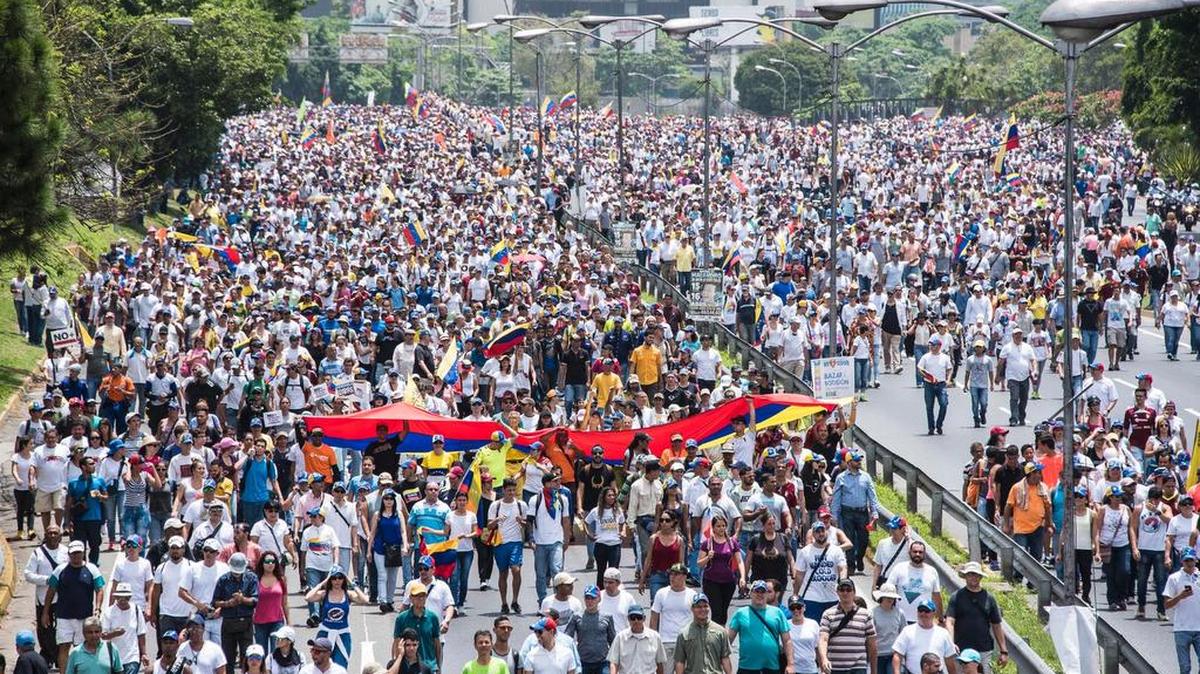 Miles de personas participan en una protesta contra el gobierno de Nicolás Maduro, el miércoles 19 de abril de 2017, en Caracas, Venezuela.