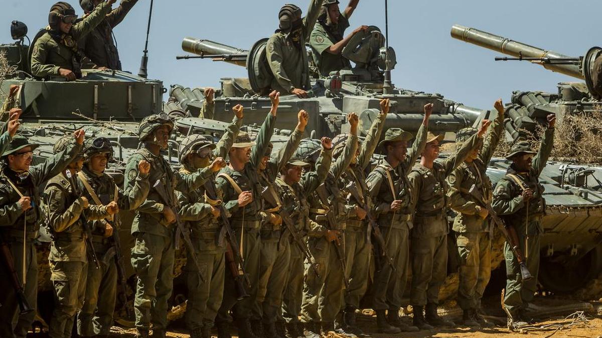 
Soldados venezolanos vistos hoy, sábado 26 de septiembre de 2015, durante ejercicios militares de las Fuerzas Armadas Bolivarianas en Jacuque (Venezuela).
