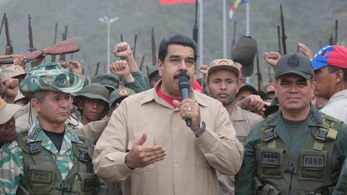 El presidente venezolano, Nicolás Maduro (c), participa en un acto de Gobierno en el marco de ejercicios militares el 21 de mayo de 2016, en el estado Vargas (Venezuela).