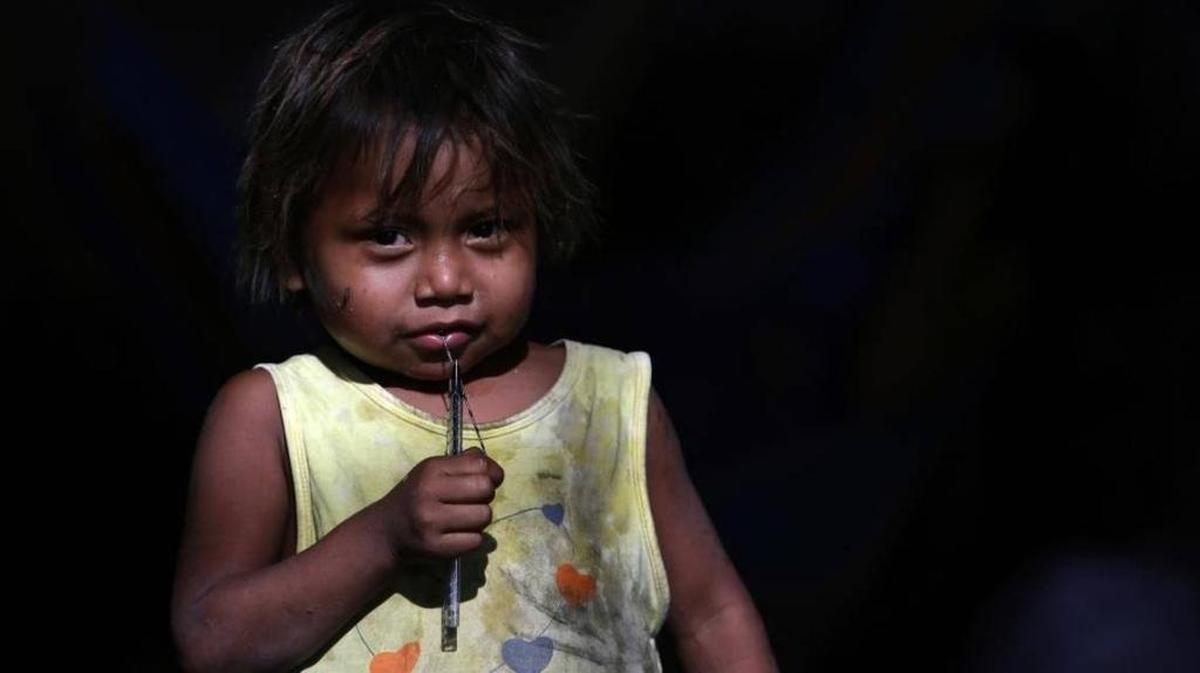 Una niña indígena posa para la cámara en un refugio de Pacaraima, la principal entrada de los venezolanos en Brasil.