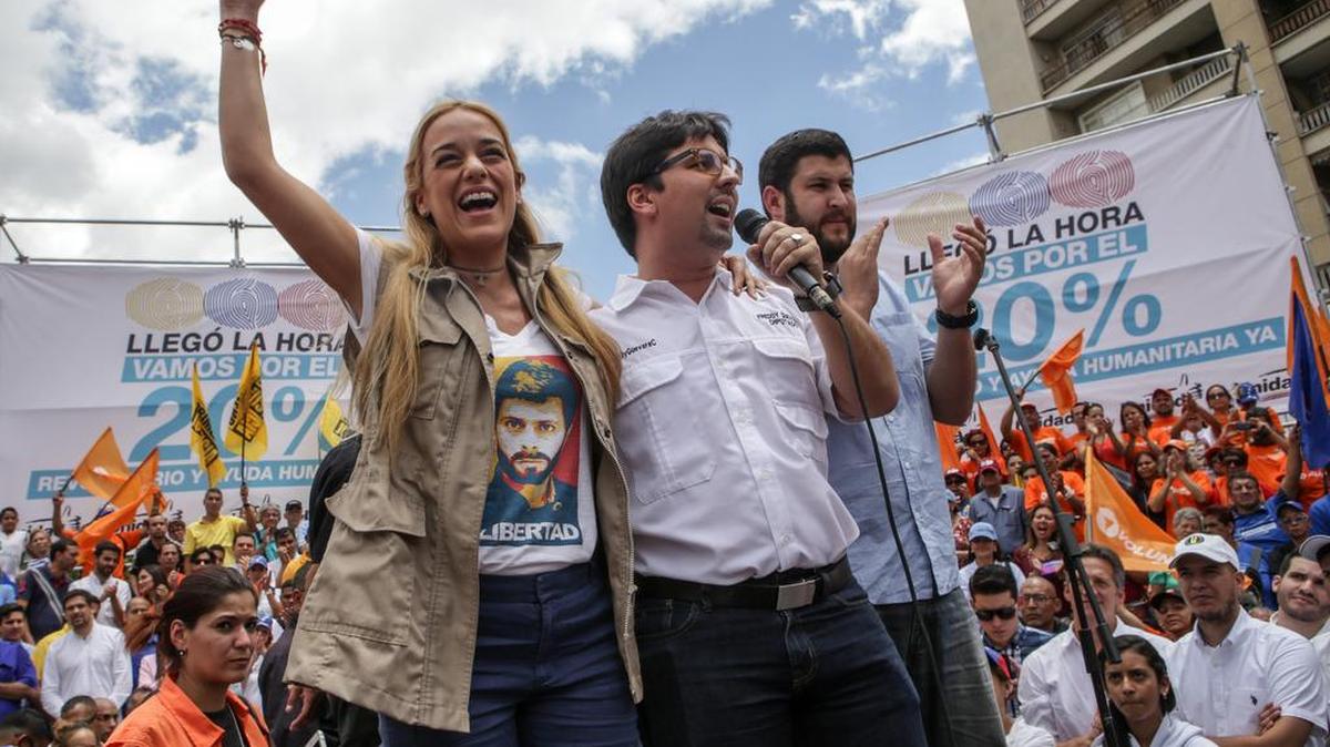 La esposa del dirigente opositor preso Leopoldo López, Lilian Tintori (i), el diputado de la Asamblea Nacional de Venezuela el diputado Freddy Guevara (c) y el alcalde del municipio El Hatillo David Smolansky (d) participan en una manifestación hoy, sábado 9 de julio de 2016, en Caracas (Venezuela). El presidente de la Asamblea Nacional venezolana, el opositor Henry Ramos Allup, aseguró hoy que la alianza que representa está dispuesta a dialogar con "quien sea" para salvar a su país siempre que se respeten las condiciones que fueron presentadas el jueves.