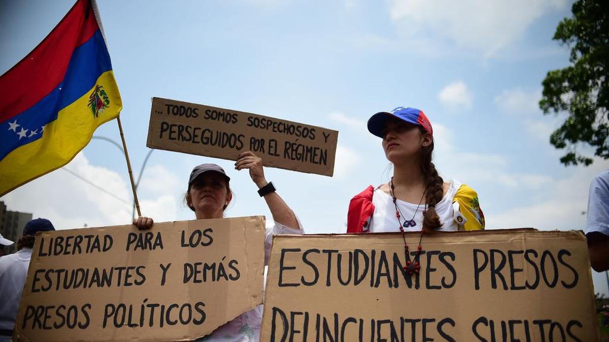 Opositores venezolanos participan en un plantón para bloquear la autopista Francisco Fajardo en Caracas, el 24 de abril de 2017.