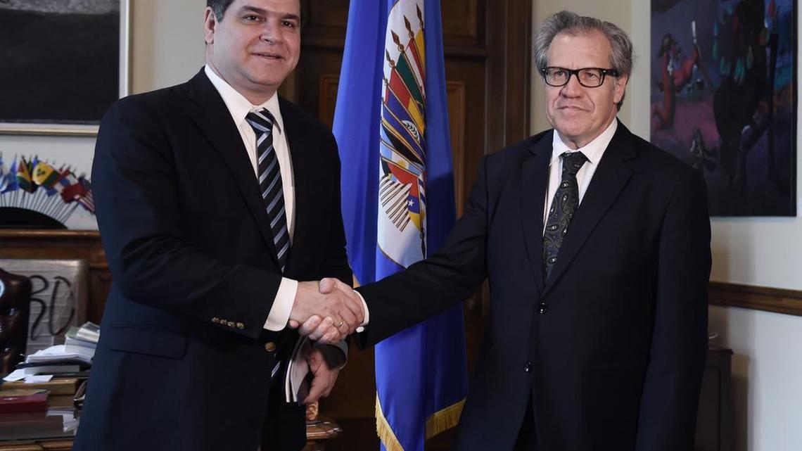 El presidente de la Comisión de Política Exterior del Parlamento venezolano, el opositor Luis Florido (izq.), saluda el jueves al Secretario General de la OEA, Luis Almagro, en Washington DC.