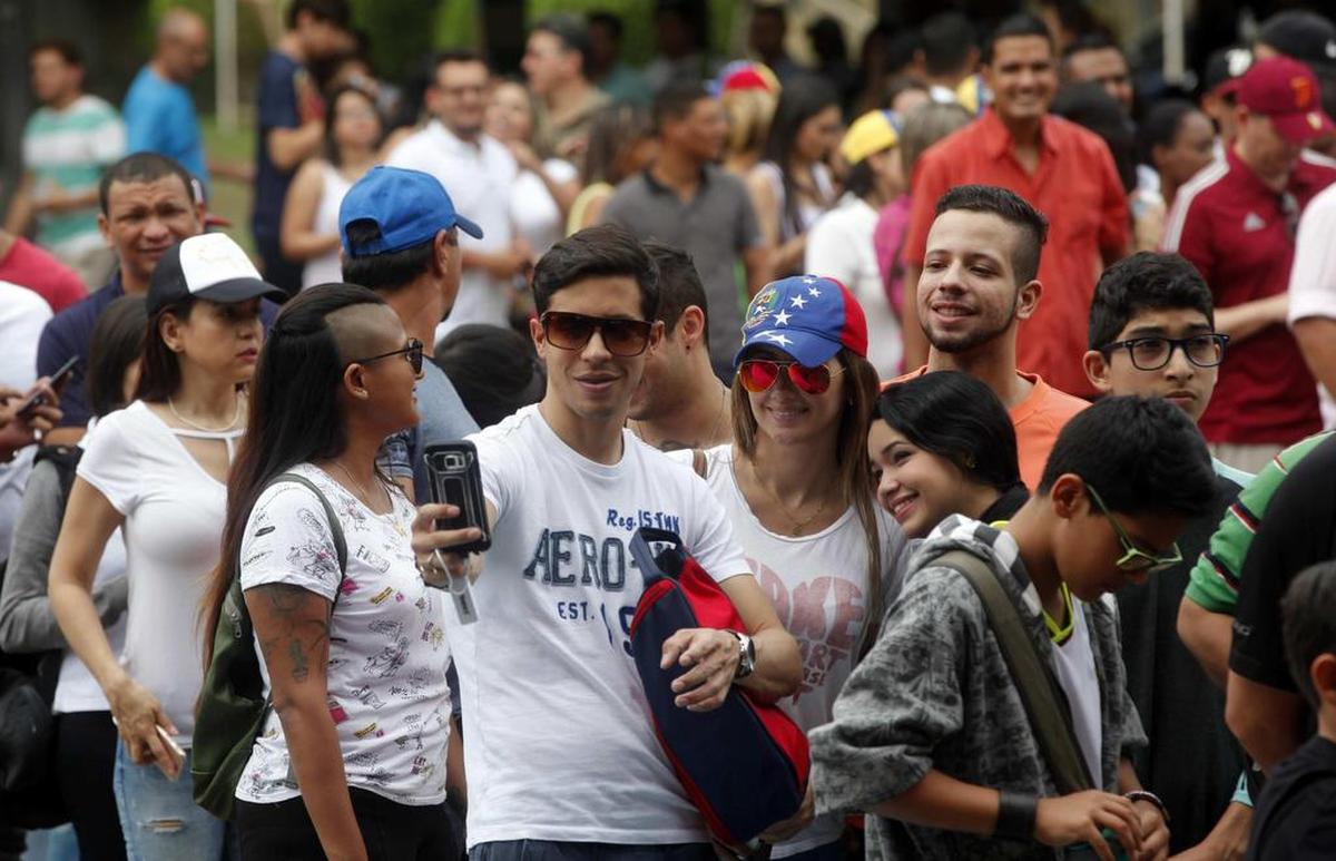 Un grupo de venezolanos residentes en Panamá asiste a un centro de votación para participar en la consulta popular de la oposición contra el proceso constituyente impulsado por el presidente de Venezuela, Nicolás Maduro el domingo 16 de julio de 2017 en la ciudad de Panamá.