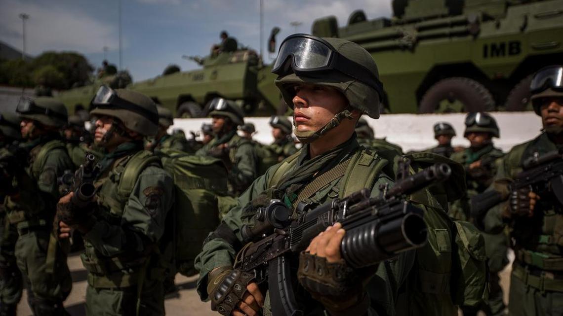 Miembros de las Fuerzas Armadas Nacionales Bolivarianas (FANB) de Venezuela participan el domingo 8 de enero de 2017, en el "Ejercicio de Acción Integral Antiimperialista Zamora 200", en La Guaira (Venezuela).