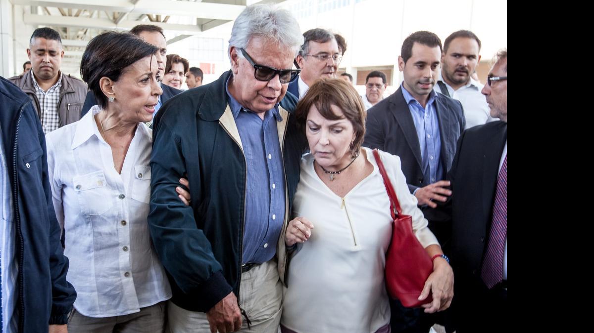 
El expresidente del Gobierno español Felipe González (C) es acompañado de Mitzi Capriles (d), esposa del alcalde mayor de Caracas Antonio Ledezma y María Antonieta de López (i), madre del dirigente político opositor que se encuentra preso Leopoldo Lopez hoy, domingo 7 de junio del 2015, en el aeropuerto internacional Simón Bolívar, ubicado en Maiquetia (Venezuela). González llegó hoy a Caracas sin inconvenientes pese a que el Parlamento de ese país le declaró "non grato" tras la decisión de incorporarse en la defensa de los opositores venezolanos presos según constató Efe. 

