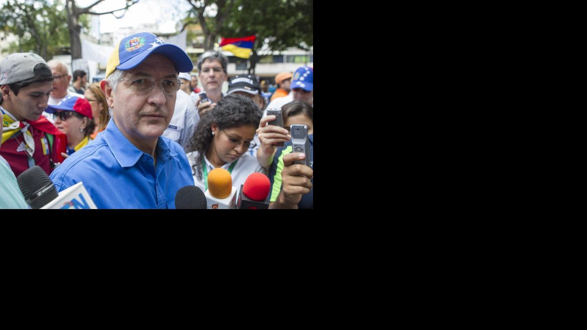 
Fotografía de archivo, del domingo 20 de abril de 2014, que muestra al alcalde de Caracas, Antonio Ledezma, durante una marcha convocada por los estudiantes opositores. Ledezma fue detenido por funcionarios del Servicio Bolivariano de Inteligencia (Sebin) en su oficina del centro de la ciudad.

