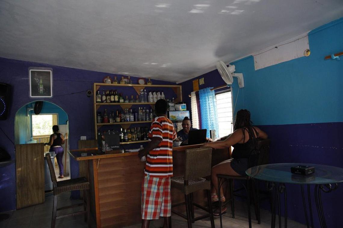 (De izquierda a derecha): Liliana, un cliente del bar, el esposo de Liliana y la venezolana María