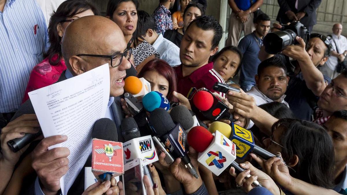 El jefe de la comisión presidencial para verificar las firmas para el revocatorio del mandato de Nicolás Maduro, Jorge Rodríguez (i), habla con la prensa al asistir al Tribunal Supremo de Justicia (TSJ) el 13 de junio de 2016, en la ciudad de Caracas (Venezuela).
