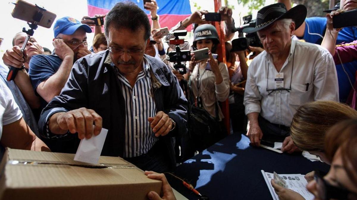 El diputado del partido socialista de Venezuela (PSUV) y esposo de la fiscal Luisa Ortega Díaz, Germán Ferrer, vota en la consulta popular el domingo 16 de julio de 2017, en Caracas (Venezuela).