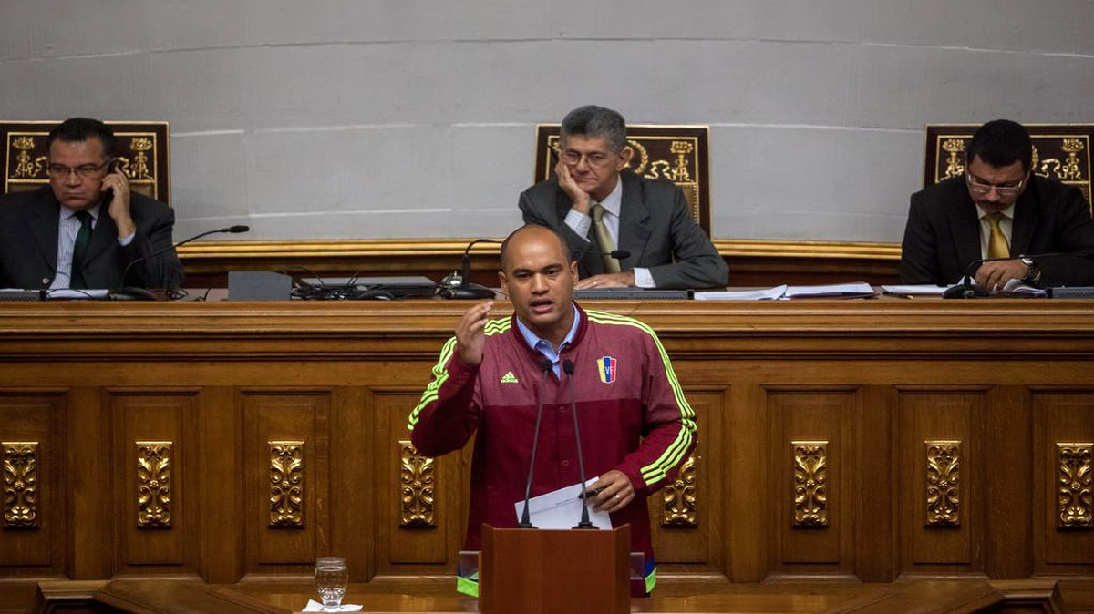 El diputado de la Asamblea Nacional (AN) del partido socialista unido de Venezuela (PSUV) Héctor Rodríguez (c) habla en el hemiciclo de sesiones del organismo este martes 1 de marzo del 2016, en la ciudad de Caracas (Venezuela).