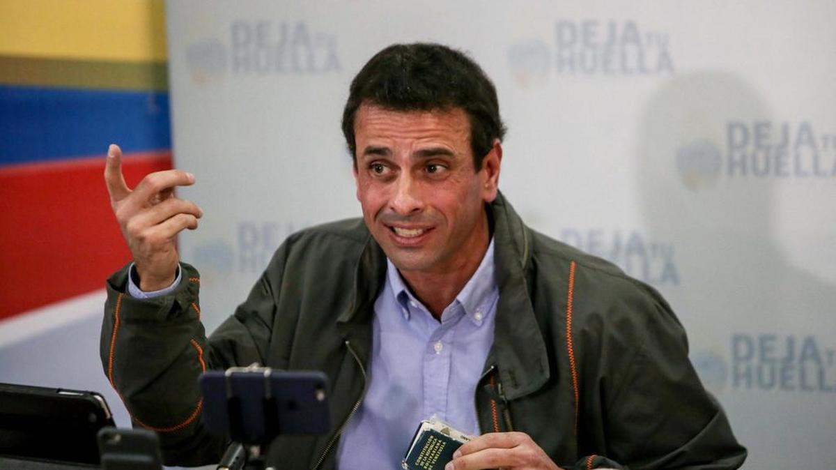 El gobernador del estado Miranda, Henrique Capriles, participa de una rueda de prensa, el miércoles 19 de octubre de 2016, en Caracas (Venezuela).