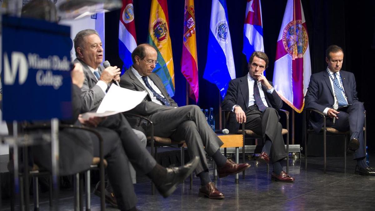 El expresidente de Argentina, Eduardo Duhalde (i), habla junto al expresidente de Ecuadro, Osvaldo Hurtado (2i); el expresidente del Gobierno español, José María Aznar (2d), y el expresidente de Bolivia, Jorge Quiroga (d), el miércoles 25 de octubre de 2017, durante la segunda reunión anual de ex mandatarios iberoamericanos en Miami, Florida (Estados Unidos).
