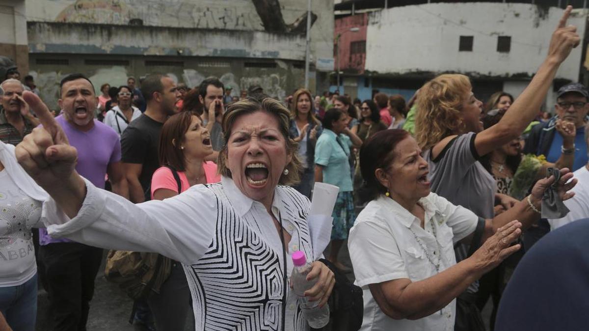 Manifestantes gritan consignas contra el presidente de Venezuela, Nicolás Maduro afuera del Tribunal Supremo para mostrar su apoyo a la moción de la fiscal general para detener la propuesta de Maduro para reescribir la Constitución. La corte declaró la moción inadmisible por no haber presentado motivos legales suficientes.
