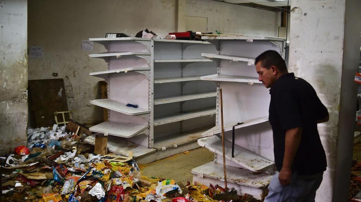 Vista de daños causados por saqueos en un supermercado de Caracas, el 21 de abril de 2017, luego de manifestaciones contra el gobierno del presidente venezolano Nicolás Maduro.