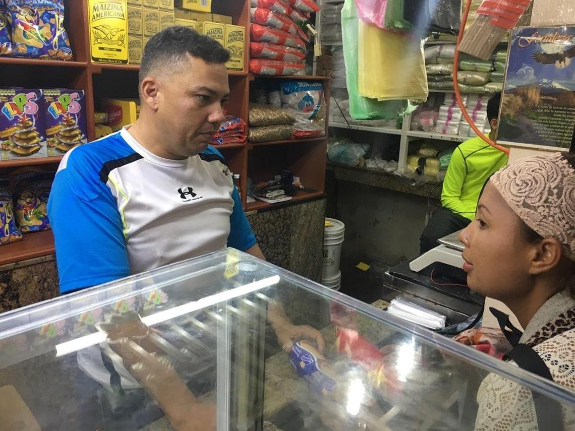 José Joaquín Flores, vendedor del comercio de víveres donde Maritza se escandalizó por el precio del queso, nota a diario el desespero de los venezolanos ante los costos impagables y la desaparición de productos de la gastronomía decembrina.