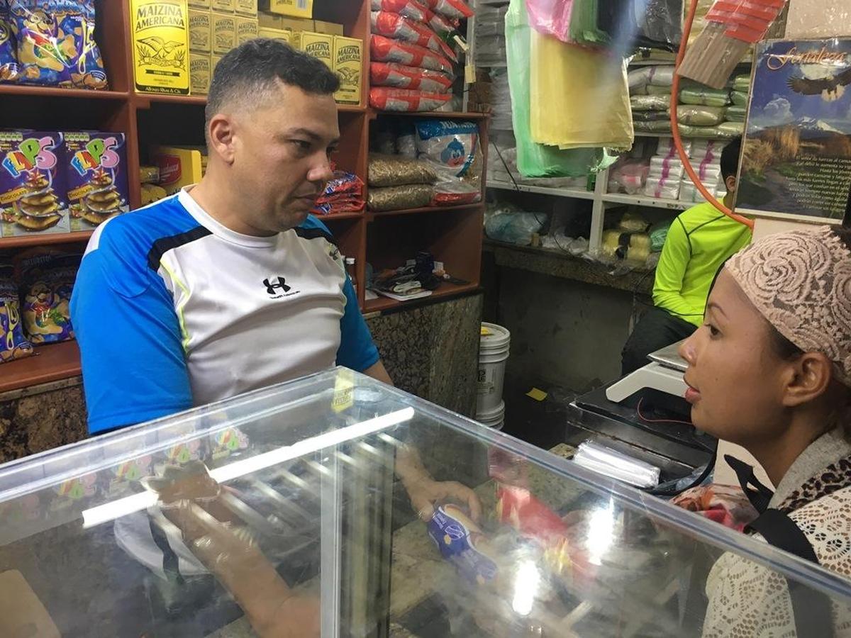 José Joaquín Flores, vendedor del comercio de víveres donde Maritza se escandalizó por el precio del queso, nota a diario el desespero de los venezolanos ante los costos impagables y la desaparición de productos de la gastronomía decembrina.