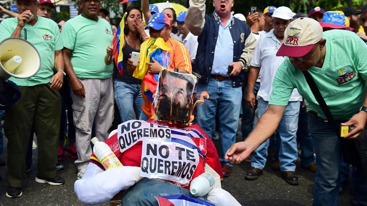 Los manifestantes queman una efigie del presidente Nicolas Maduro durante una protesta en el lado este de Caracas el 19 de abril de 2017.