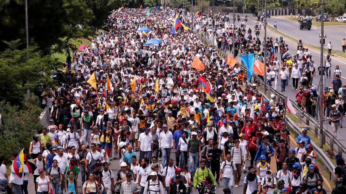Manifestantes de opositores participan en una protesta el lunes 28 de mayo de 2017, en Caracas (Venezuela). -EDA