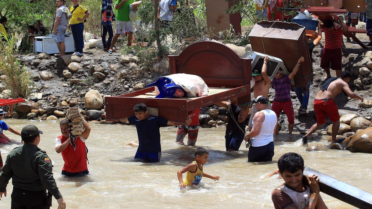 
Cientos de colombianos cargan sus pertenencias por el río Táchira desde Venezuela hacia el sector La Parada (Colombia) el martes 25 de agosto de 2015, en Cúcuta (Colombia).
