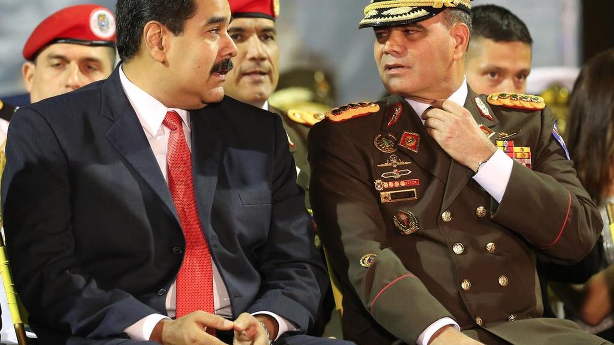 El presidente de Venezuela, Nicolás Maduro, y el ministro de la Defensa, Vladimir Padrino López, durante una ceremonia el 27 de octubre de 2014 en el Fuerte Tiuna en Caracas.