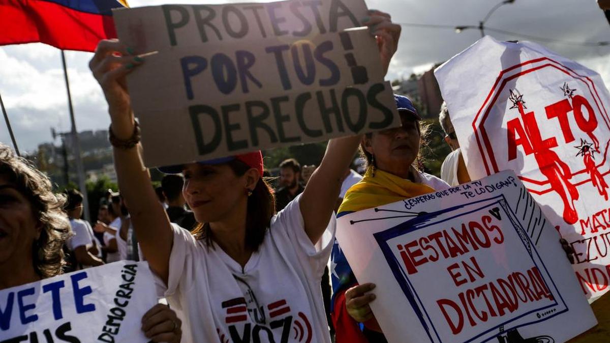 Estudiantes se manifiestan contra el Gobierno de Nicolás Maduro el domingo 12 de febrero de 2017, durante la celebración del Día de la Juventud, en Caracas (Venezuela). Cientos de estudiantes protestaron contra Maduro con una marcha que recorrió unos cuatro kilómetros en el este de Caracas y que fue convocada por la Federación de Centros Universitarios de la Universidad Central de Venezuela (FCU-UCV).