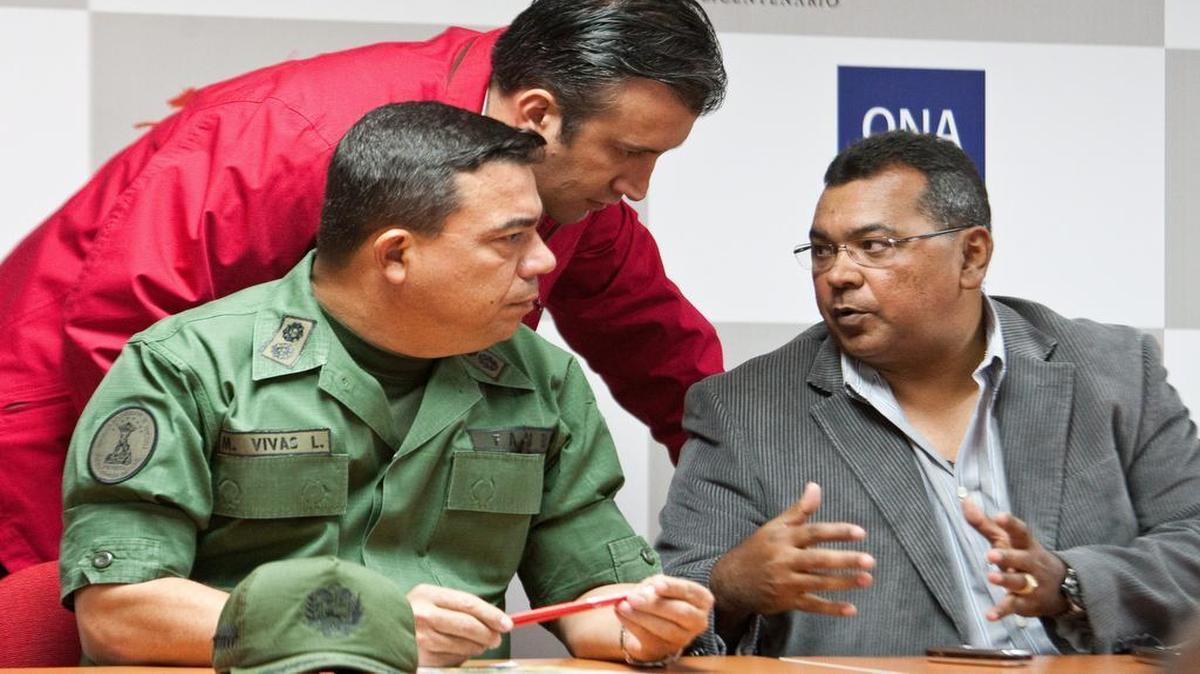 Ernesto Reverol (der.) en una rueda de prensa en abril del 2012 junto al ministro del Interior, Tareck El Aissami, y el comandante general de la Guardia del Pueblo, Miguel Vivas Landino (izq.) En ese entonces, Reverol se desempeñaba como director de la Oficina Nacional Antidrogas.